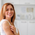 Una ragazza si è sottoposta al vaccino antinfluenzale