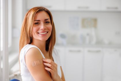 Una ragazza si è sottoposta al vaccino antinfluenzale