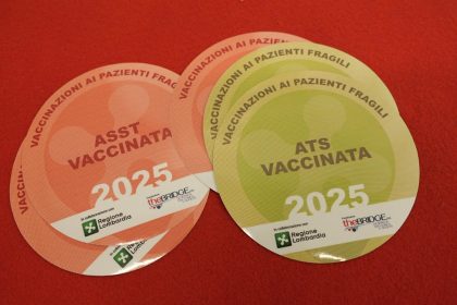 simbolo campagna per vaccino influenza 2025 presentato in una conferenza con Fontana