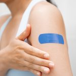 immagine di ragazza con cerotto per dare idea dei vaccini antinfluenzali in lombardia con milioni di adesioni
