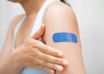 immagine di ragazza con cerotto per dare idea dei vaccini antinfluenzali in lombardia con milioni di adesioni