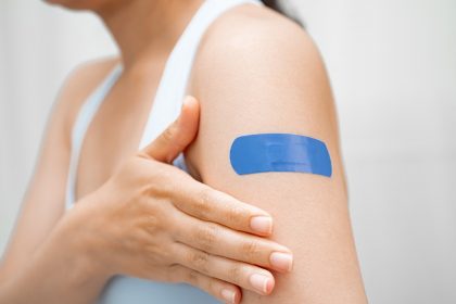 immagine di ragazza con cerotto per dare idea dei vaccini antinfluenzali in lombardia con milioni di adesioni