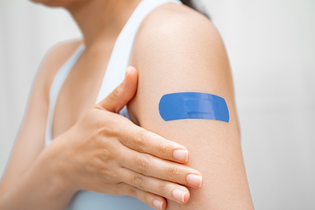 immagine di ragazza con cerotto per dare idea dei vaccini antinfluenzali in lombardia con milioni di adesioni