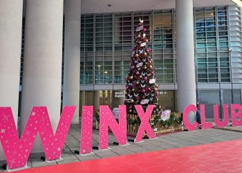 Il presidente Attilio Fontana presenta 'Natale a Palazzo Lombardia', una festa a tema Winx con esibizioni di pattinaggio sul ghiaccio.