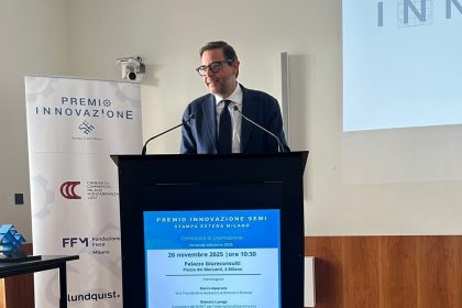 vicepresidente Alparone a consegna premio innovazione stampa estera milano