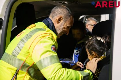 In foto un operatore di AREU insieme ad uno dei bambini atterrati da Gaza a Milano per cure mediche: prosegue l’impegno di Regione Lombardia