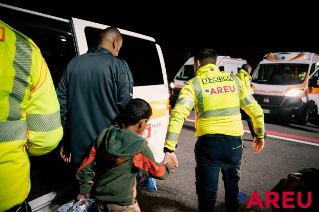 In foto un operatore di AREU insieme ad uno dei bambini atterrati da Gaza a Milano per cure mediche: prosegue l’impegno di Regione Lombardia