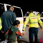In foto un operatore di AREU insieme ad uno dei bambini atterrati da Gaza a Milano per cure mediche: prosegue l’impegno di Regione Lombardia