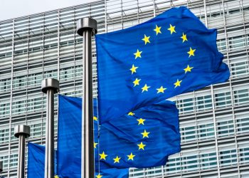 foto bandiera ue per articolo su partecipazione di Lombardia a comitato europeo delle Regioni