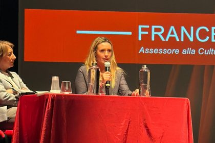 In foto l’assessore regionale alla Cultura, Francesca Caruso, durante l’evento per i 50 anni di attività del Teatro del Buratto