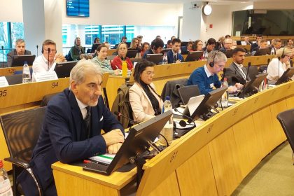 una foto del sottosegretario Cattaneo al comitato europeo delle regioni