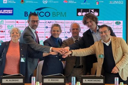 In foto il sottosegretario con delega allo Sport di Regione Lombardia, Federica Picchi, con i protagonisti della conferenza stampa di presentazione della corsa campestre Cinque Mulini 2025, presentata a Palazzo Lombardia