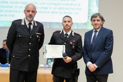 A Palazzo Lombardia si è svolta la Giornata della Sicurezza stradale e di Fraternità della strada 2025: in foto Lorenzo Fascì, che nel maggio 2025, fuori servizio, ha salvato una donna aggrappata alla recinzione di un cavalcavia a San Paolo d’Argon