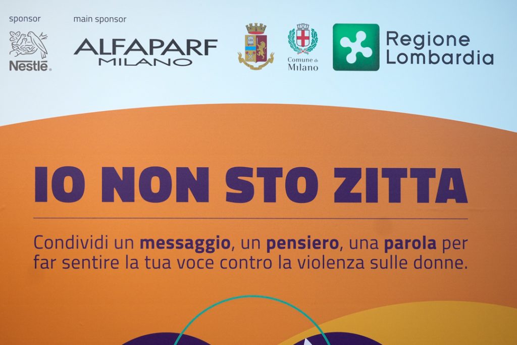 In foto il manifesto di ‘Io non sto zitta’, la campagna di Regione Lombardia contro la violenza sulle donne