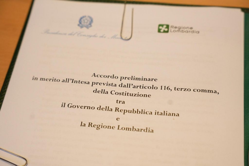 In foto il documento delle pre-intese per l’autonomia firmato dal Ministro per gli affari regionali e le autonomie, Roberto Calderoli, insieme al presidente della Regione Lombardia, Attilio Fontana, prima della conferenza stampa a Palazzo Lombardia