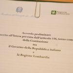 In foto il documento delle pre-intese per l’autonomia firmato dal Ministro per gli affari regionali e le autonomie, Roberto Calderoli, insieme al presidente della Regione Lombardia, Attilio Fontana, prima della conferenza stampa a Palazzo Lombardia