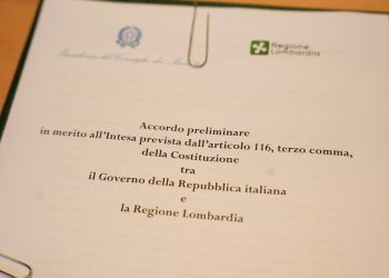 In foto il documento delle pre-intese per l’autonomia firmato dal Ministro per gli affari regionali e le autonomie, Roberto Calderoli, insieme al presidente della Regione Lombardia, Attilio Fontana, prima della conferenza stampa a Palazzo Lombardia