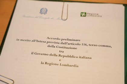 In foto il documento delle pre-intese per l’autonomia firmato dal Ministro per gli affari regionali e le autonomie, Roberto Calderoli, insieme al presidente della Regione Lombardia, Attilio Fontana, prima della conferenza stampa a Palazzo Lombardia
