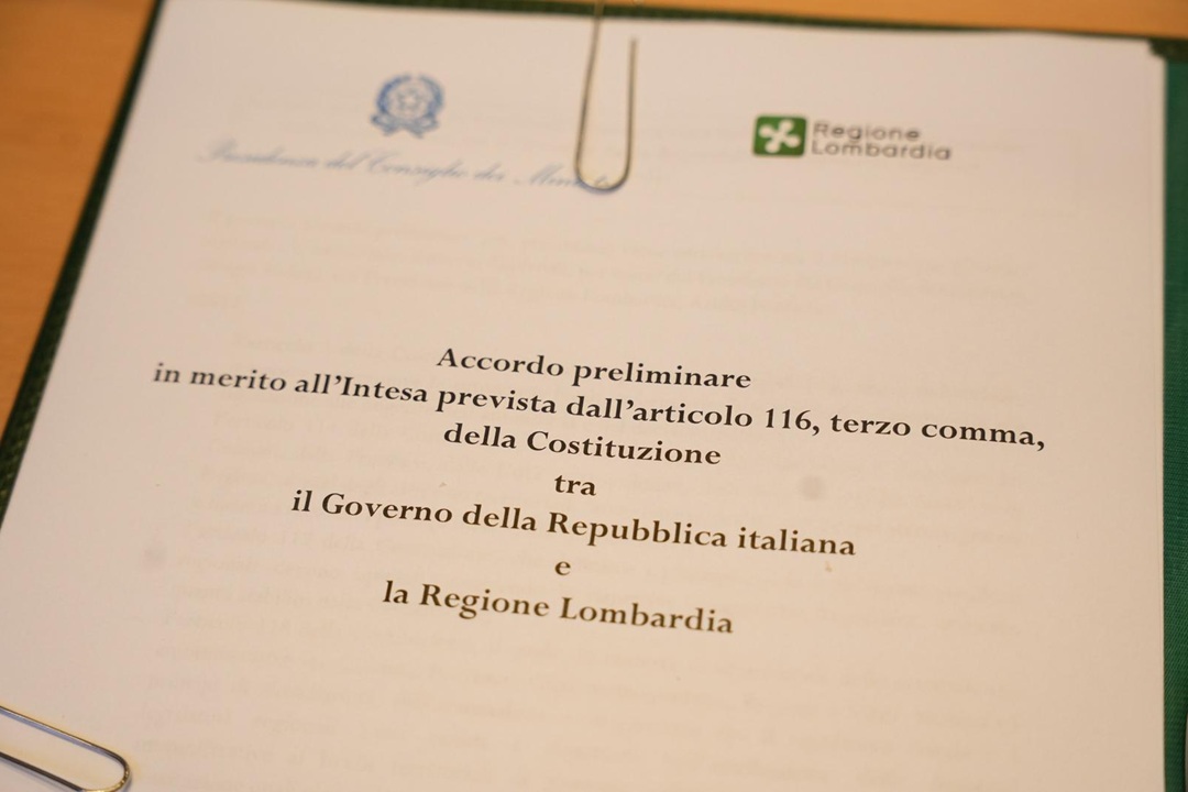 In foto il documento delle pre-intese per l’autonomia firmato dal Ministro per gli affari regionali e le autonomie, Roberto Calderoli, insieme al presidente della Regione Lombardia, Attilio Fontana, prima della conferenza stampa a Palazzo Lombardia