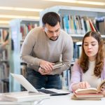 In foto due ragazzi in una biblioteca: da Regione Lombardia 290.000 euro come fondi per le biblioteche della Città metropolitana di Milano
