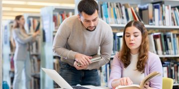 In foto due ragazzi in una biblioteca: da Regione Lombardia 290.000 euro come fondi per le biblioteche della Città metropolitana di Milano