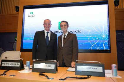 In foto il Ministro per gli affari regionali e le autonomie, Roberto Calderoli, insieme al presidente della Regione Lombardia, Attilio Fontana, durante la conferenza stampa a Milano per la firma delle pre-intese per l’autonomia