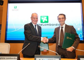 In foto il Ministro per gli affari regionali e le autonomie, Roberto Calderoli, insieme al presidente della Regione Lombardia, Attilio Fontana, durante la conferenza stampa a Milano per la firma delle pre-intese per l’autonomia