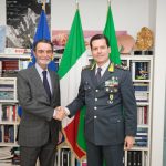 foto di presidente Fontana e del generale Compagnone durante firma protocollo tra Regione Guardia di Finanza della Lombardia