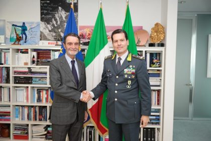 foto di presidente Fontana e del generale Compagnone durante firma protocollo tra Regione Guardia di Finanza della Lombardia
