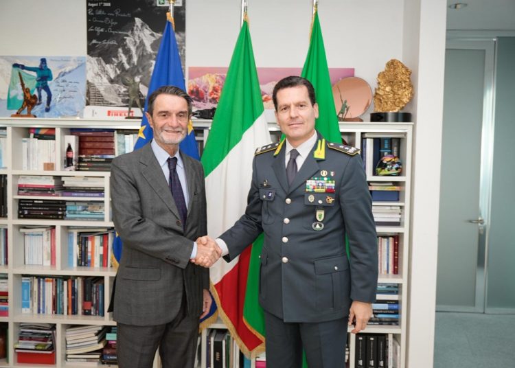 foto di presidente Fontana e del generale Compagnone durante firma protocollo tra Regione Guardia di Finanza della Lombardia