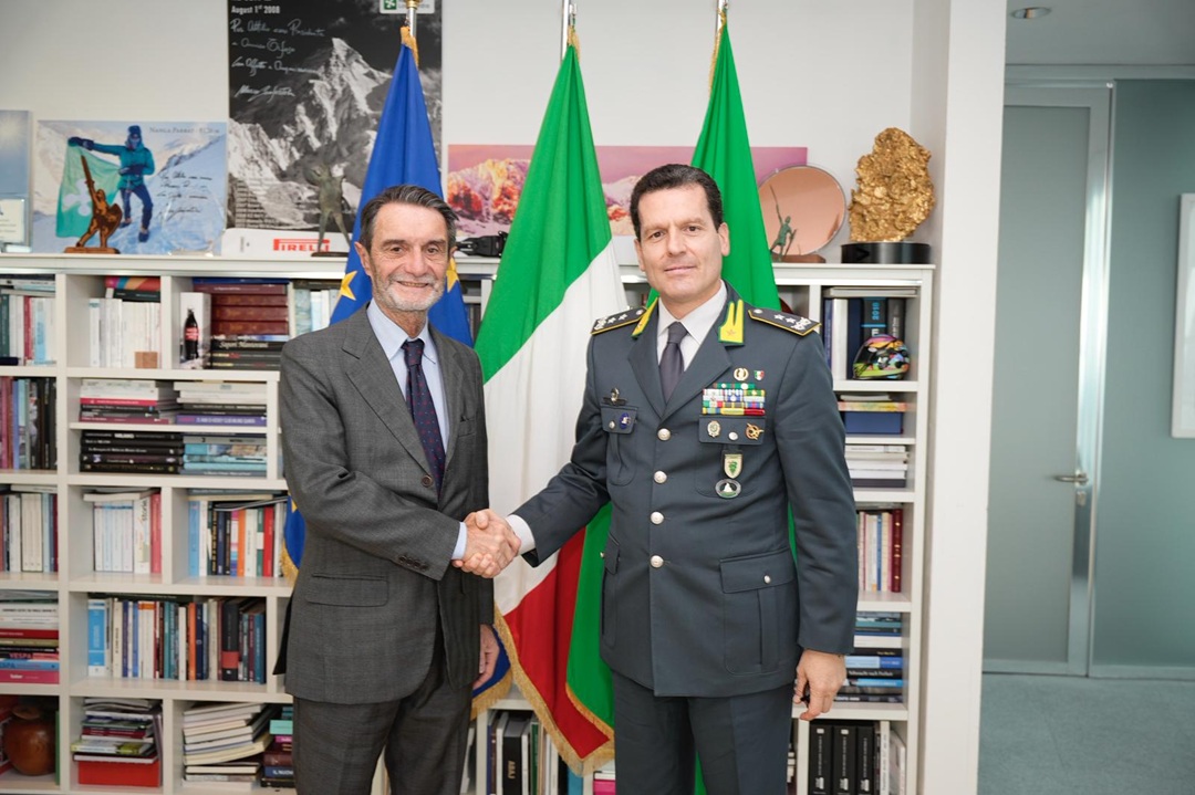 foto di presidente Fontana e del generale Compagnone durante firma protocollo tra Regione Guardia di Finanza della Lombardia