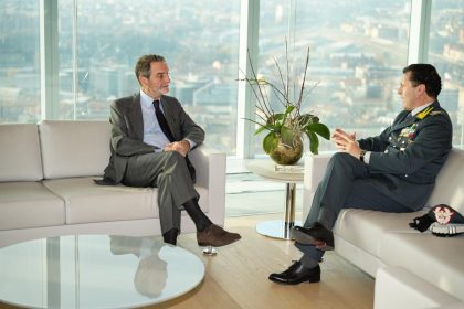 foto di presidente Fontana e del generale Compagnone durante firma protocollo tra Regione Guardia di Finanza della Lombardia
