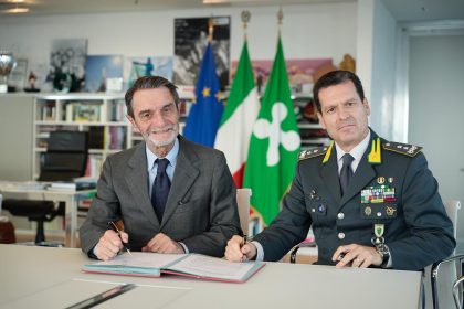 foto di presidente Fontana e del generale Compagnone durante firma protocollo tra Regione Guardia di Finanza della Lombardia