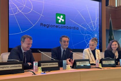 Il presidente Attilio Fontana e il sottosegretario Federica Picchi nel corso della presentazione delle celebrazioni di Gianni Albertini, storico presidente Golf Club Milano