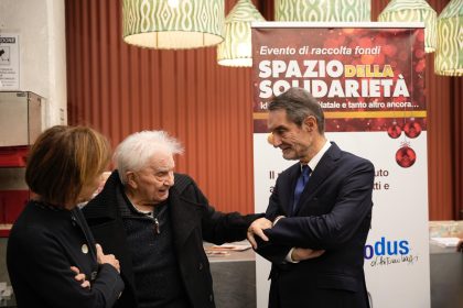 Il presidente di Regione Lombardia, Attilio Fontana, e il fondatore di Exodus, don Antonio Mazzi, all'inaugurazione dell'iniziativa benefica ‘Spazio di Solidarietà’