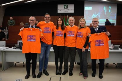 L'assessore Lucchini in Aula a palazzo Pirelli insieme ad alcuni colleghi di Giunta in occasione del 25 novembre