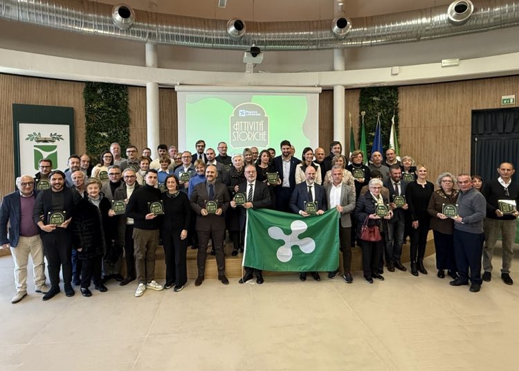 L'assessore regionale allo Sviluppo economico, Guido Guidesi, ha premiato 13 'nuove' attività storiche della provincia di Monza