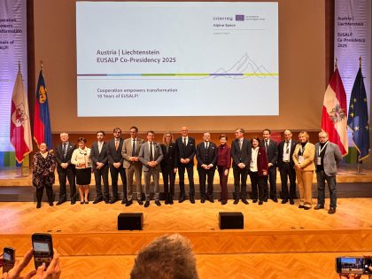 L’assessore regionale allo Sviluppo economico, Guido Guidesi, è intervenuto all’assemblea generale di Eusalp (l’Alleanza europea delle regioni alpine) a Innsbruck, in Austria