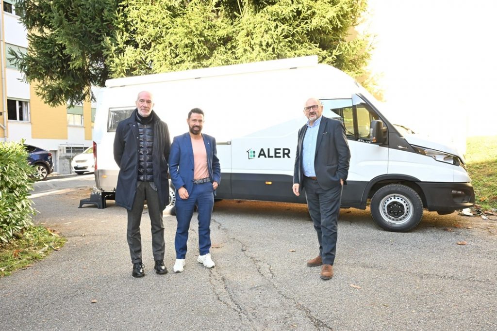 L'assessore regionale alla Casa e Housing sociale, Paolo Franco, ha presentato il camper attrezzato come ‘ufficio mobile’ di Aler Varese