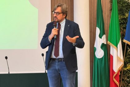 L'assessore regionale allo Sviluppo economico, Guido Guidesi, ha premiato 13 'nuove' attività storiche della provincia di Monza