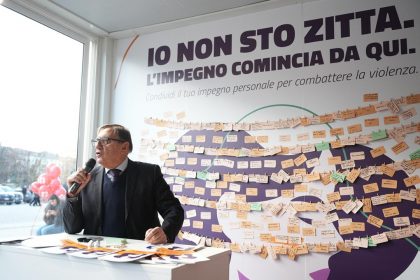 In foto l’assessore regionale alla Sicurezza e Protezione civile, Romano La Russa, durante l’evento il ‘Muro degli impegni’ a Milano contro la violenza sulle donne