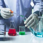 In foto un esempio di un lavoratore impiegato nell’industria chimica