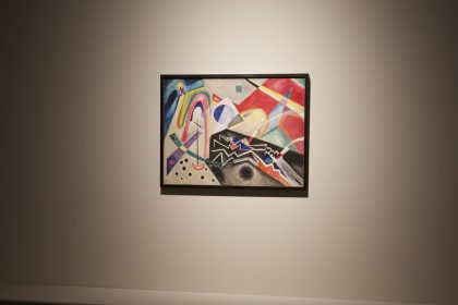 In foto un quadro della mostra al museo MA.GA di Gallarate (Varese) dedicata a Wassily Kandinsky, uno dei pionieri dell’arte astratta