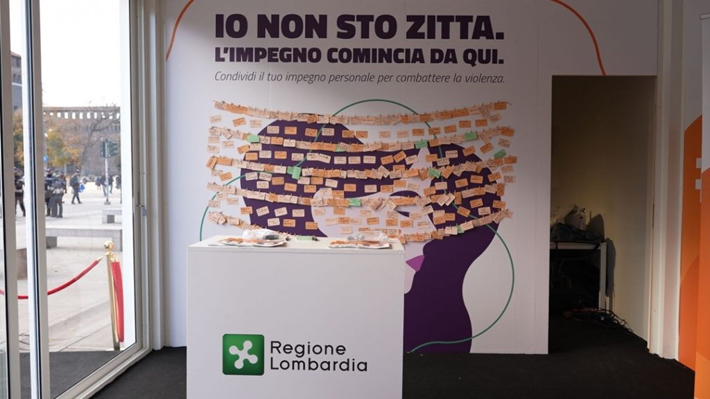 In foto il ‘Muro degli impegni’ a Milano contro la violenza sulle donne
