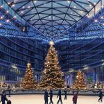 A Palazzo Lombardia torna da domenica 23 novembre 2025 anche quest’anno l’atteso appuntamento con la pista di pattinaggio sul ghiaccio: che sarà aperta fino al 18 gennaio 2026. Foto delle scorse edizioni dell'evento.