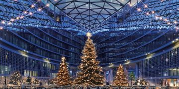 A Palazzo Lombardia torna da domenica 23 novembre 2025 anche quest’anno l’atteso appuntamento con la pista di pattinaggio sul ghiaccio: che sarà aperta fino al 18 gennaio 2026. Foto delle scorse edizioni dell'evento.