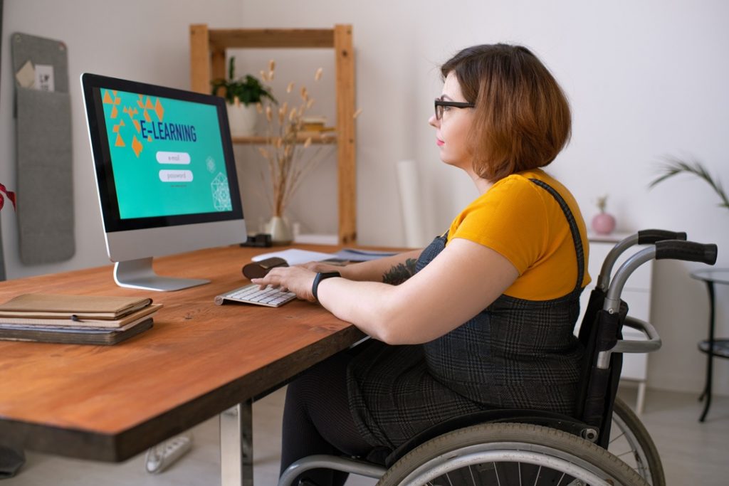 Dalla Lombardia fondi per acquisto di ausili tecnologici per persone con disabilità o disturbi specifici dell'apprendimento (DSA)