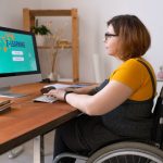Dalla Lombardia fondi per acquisto di ausili tecnologici per persone con disabilità o disturbi specifici dell'apprendimento (DSA)