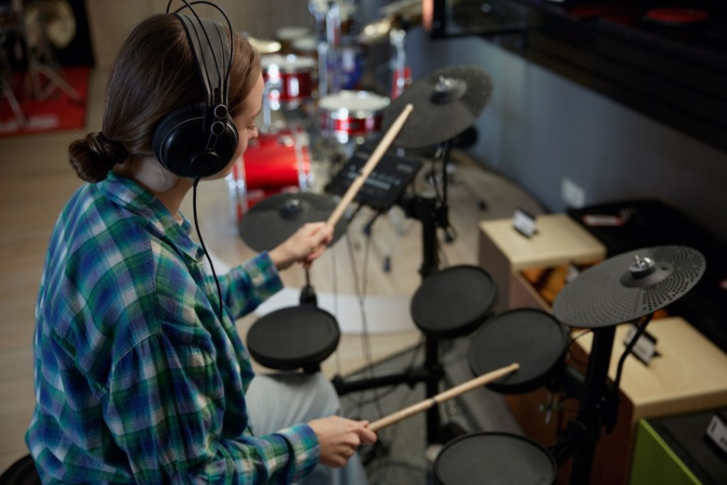 In foto una giovane artista durante una esibizione: prosegue l’impegno di Regione Lombardia a favore della scuola di Mogol, con ragazzi al CET di Avigliano Umbro