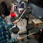 In foto una giovane artista durante una esibizione: prosegue l’impegno di Regione Lombardia a favore della scuola di Mogol, con ragazzi al CET di Avigliano Umbro